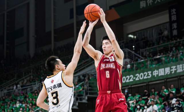 砍27分+7记三分!国手后卫打法堪比CBA小外援,率队掀翻卫冕冠军
