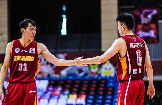 砍27分+7记三分!国手后卫打法堪比CBA小外援,率队掀翻卫冕冠军